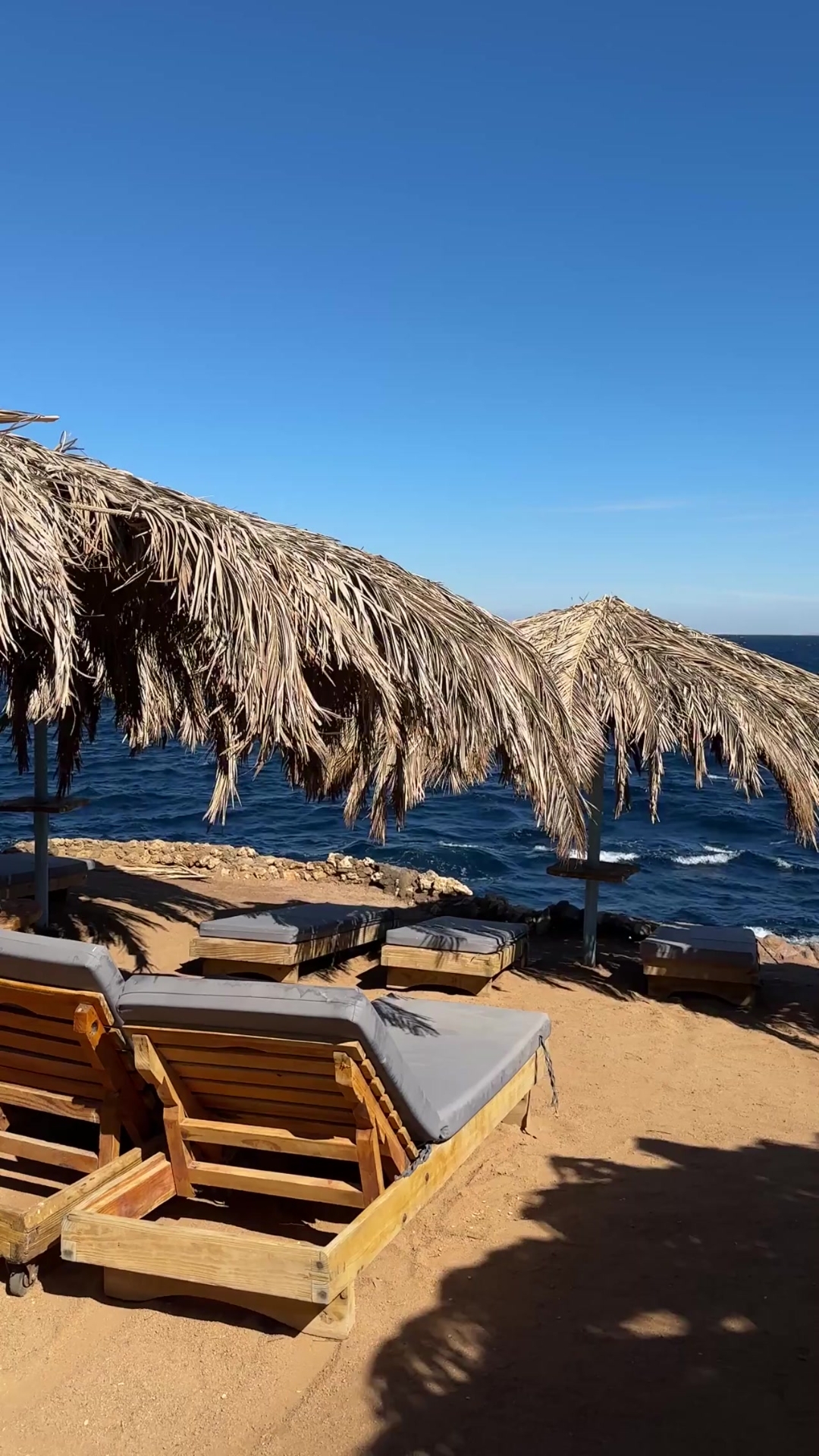 Sombrillas y tumbonas en la playa